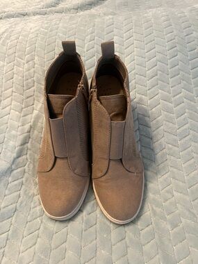 Women’s Slip-On Suede ankle booties - Taupe sz 9